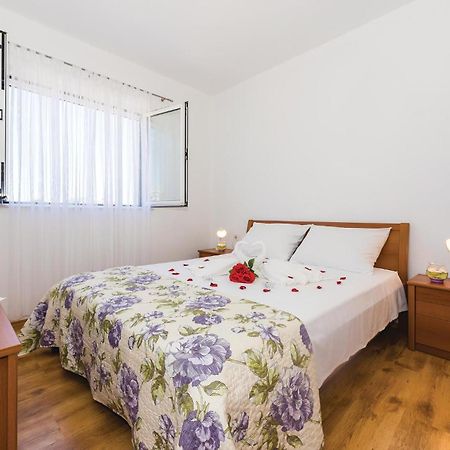 4 Bedroom Cozy Apartment In Водице Екстериор снимка