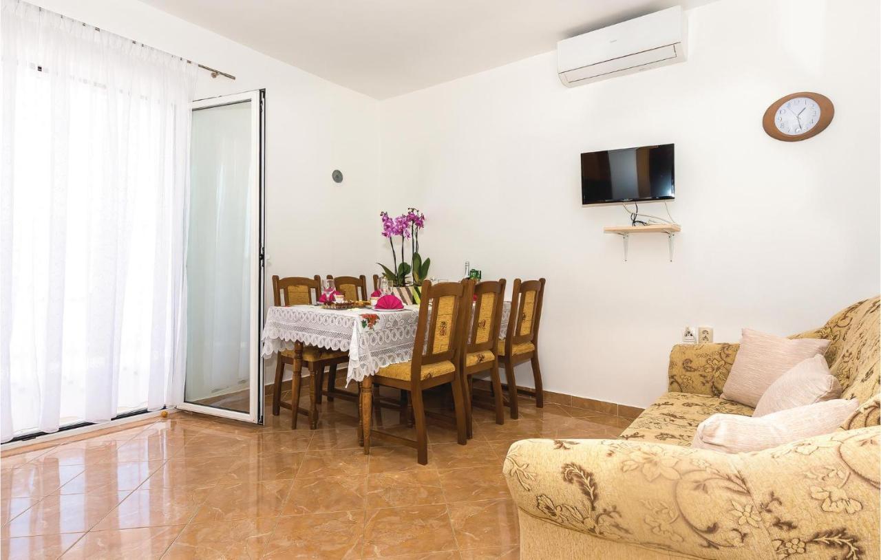 4 Bedroom Cozy Apartment In Водице Екстериор снимка