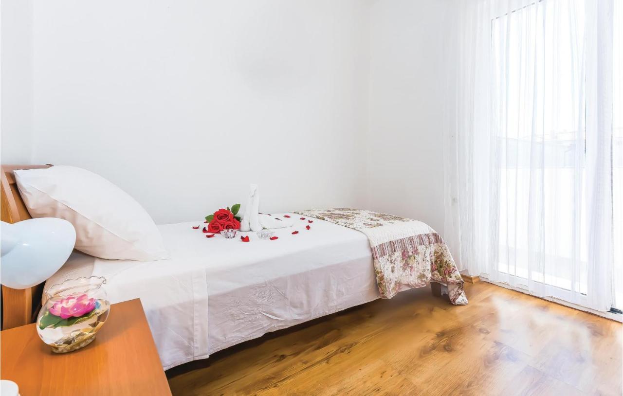 4 Bedroom Cozy Apartment In Водице Екстериор снимка