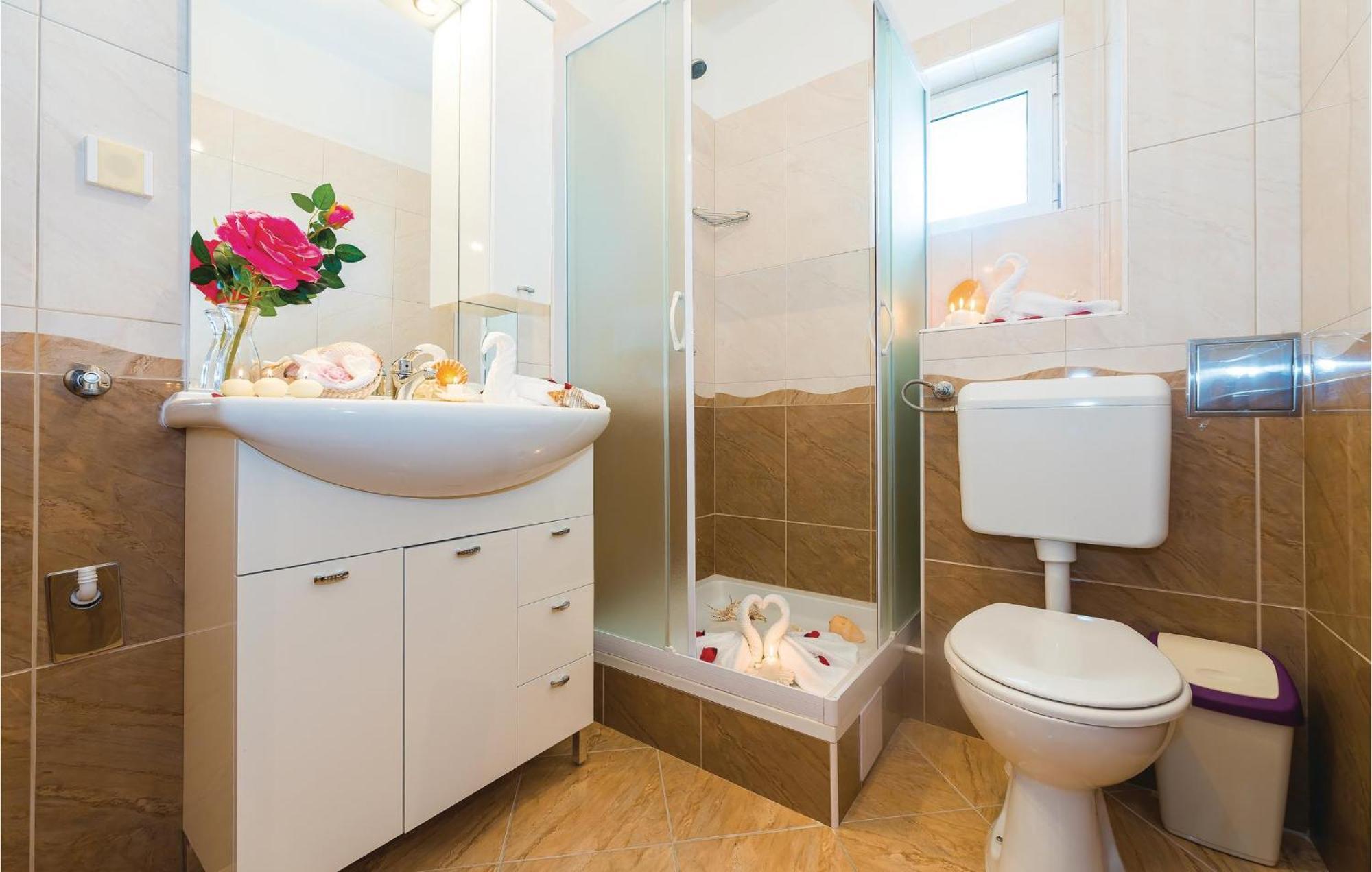 4 Bedroom Cozy Apartment In Водице Екстериор снимка