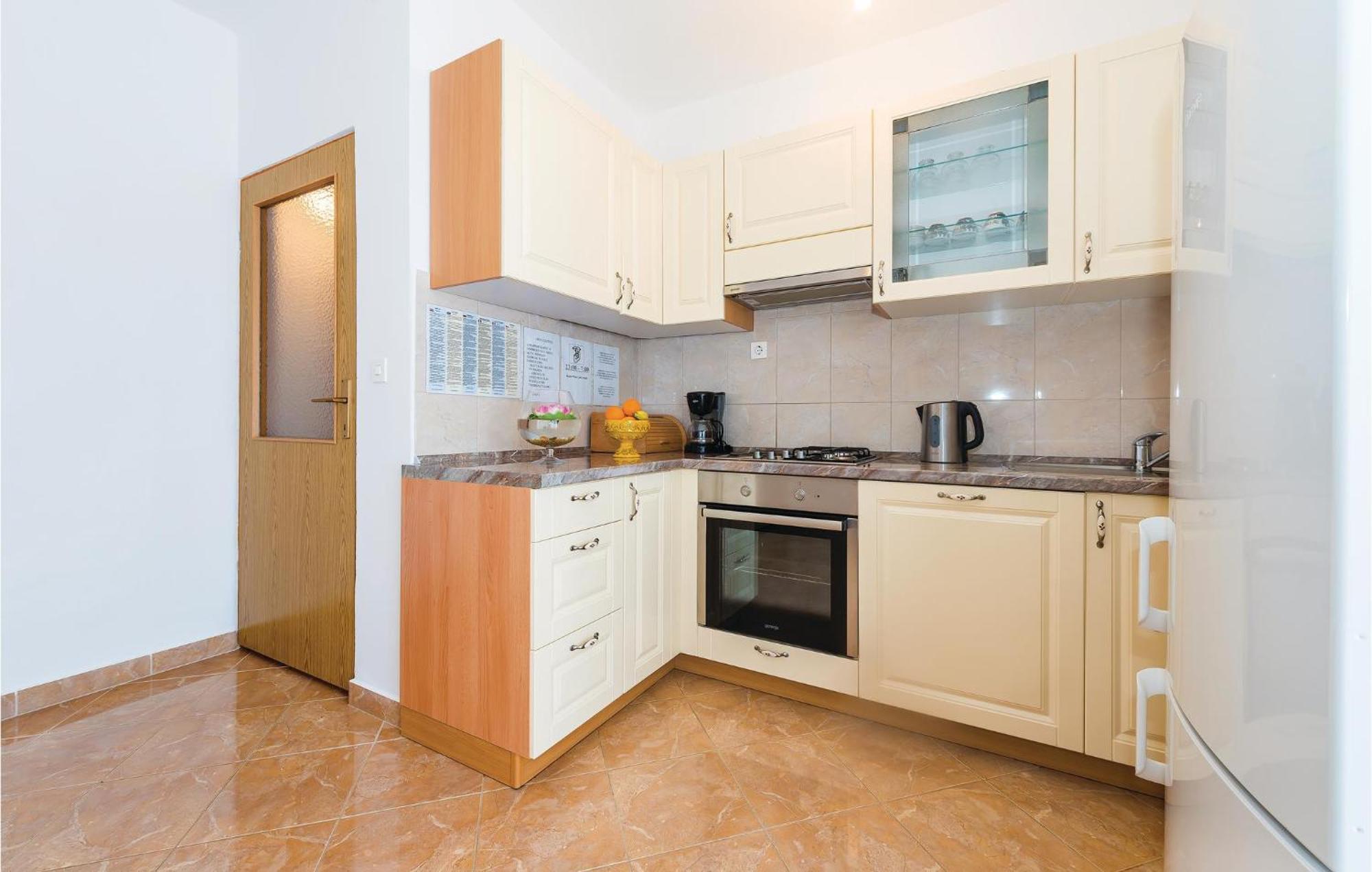 4 Bedroom Cozy Apartment In Водице Екстериор снимка