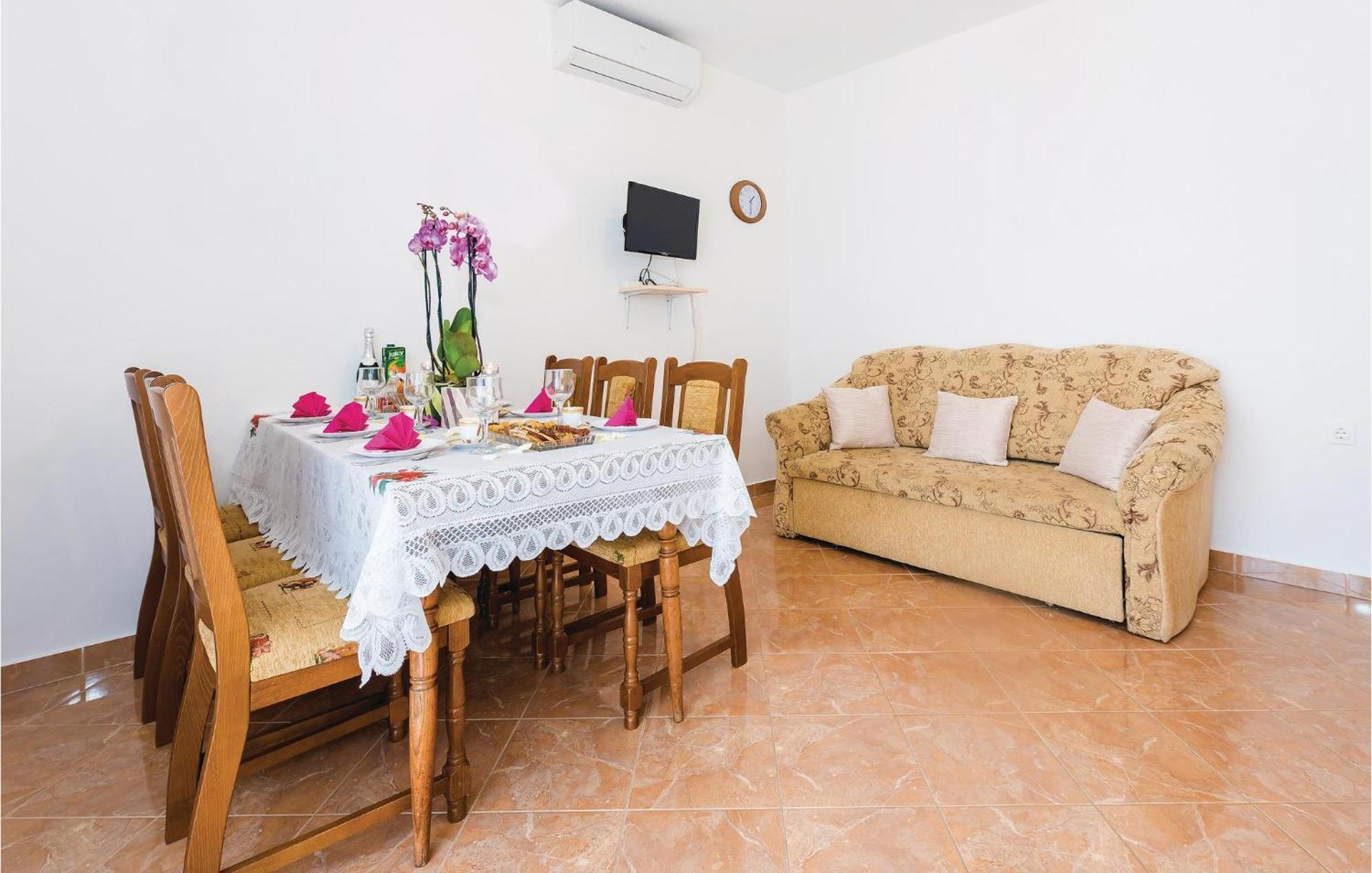 4 Bedroom Cozy Apartment In Водице Екстериор снимка