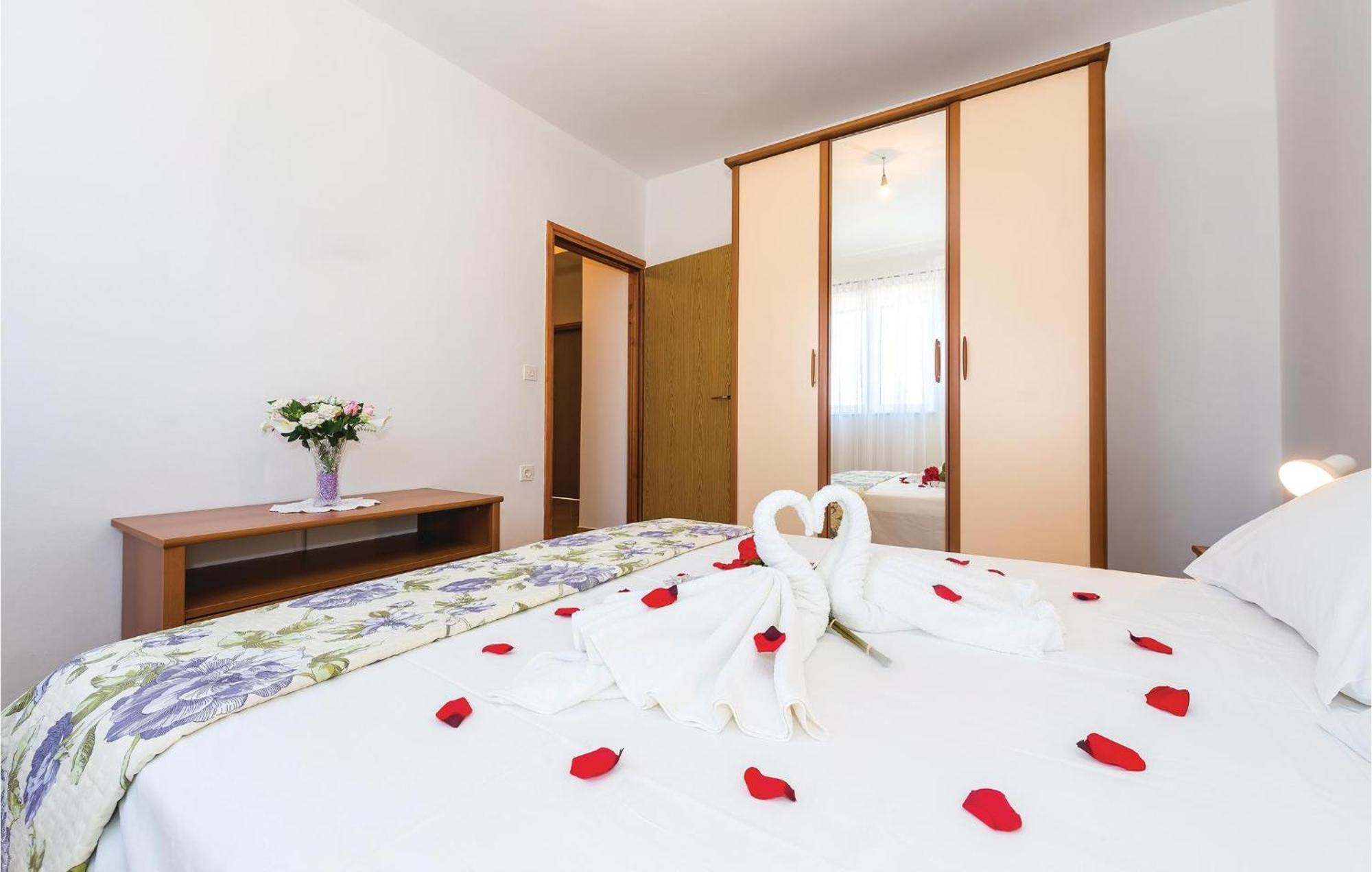 4 Bedroom Cozy Apartment In Водице Екстериор снимка